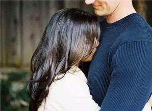 情侣旋转拥抱吃瓜视频,情侣旋转拥抱,共享甜蜜吃瓜时光