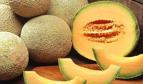 给外国婆婆吃哈密瓜视频,感受中国甜蜜滋味