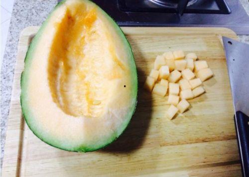 一只笨鼠吃哈密瓜视频,趣味吃瓜瞬间引网友爆笑