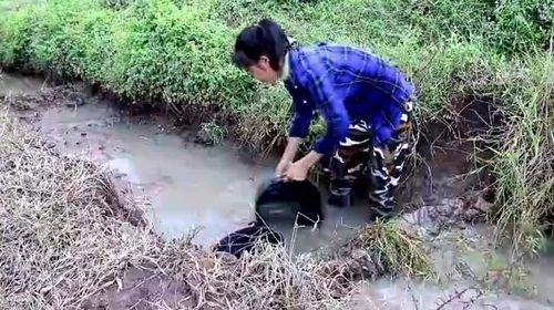 农村姑娘吃瓜视频,揭秘乡村生活趣味瞬间