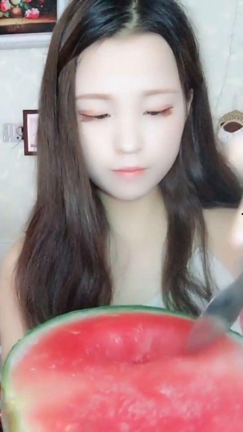 年轻小姐姐吃瓜视频网站,年轻小姐姐的吃瓜视频盛宴